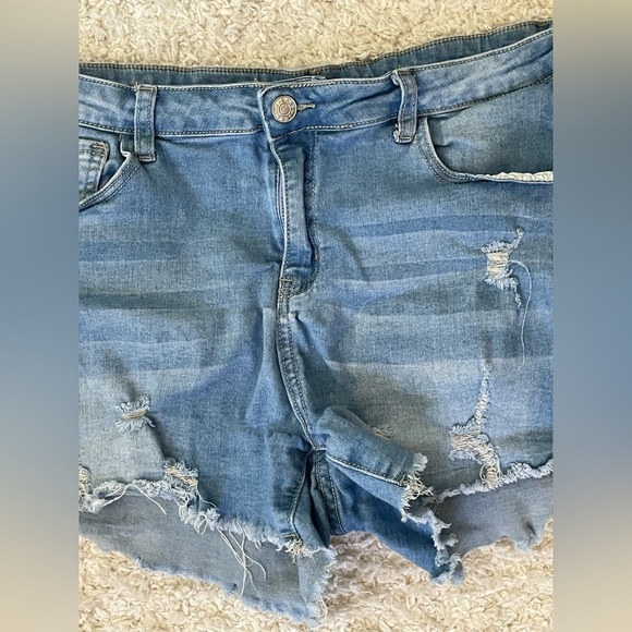 Women’s Distressed Jean Shorts Size Large - Picture 4 of 4
